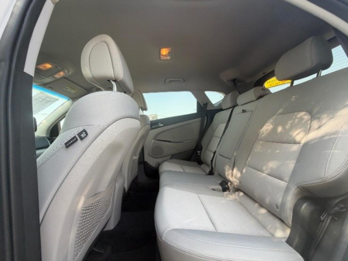 2017 WHITE Hyundai Tucson SE AWD (KM8J3CA41HU) with an 2.0L L4 DOHC 16V engine, 6-Speed Automatic transmission, located at 2715 W Pioneer Pkwy, Arlington, TX, 76013, (817) 265-9009, 32.710262, -97.153236- Photo#9