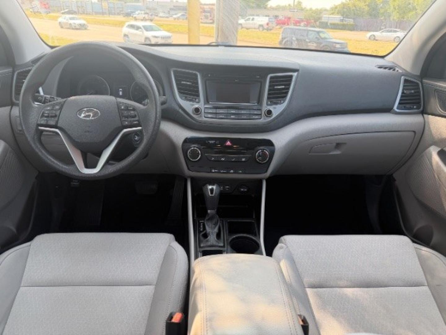 2017 WHITE Hyundai Tucson SE AWD (KM8J3CA41HU) with an 2.0L L4 DOHC 16V engine, 6-Speed Automatic transmission, located at 2715 W Pioneer Pkwy, Arlington, TX, 76013, (817) 265-9009, 32.710262, -97.153236- Photo#10