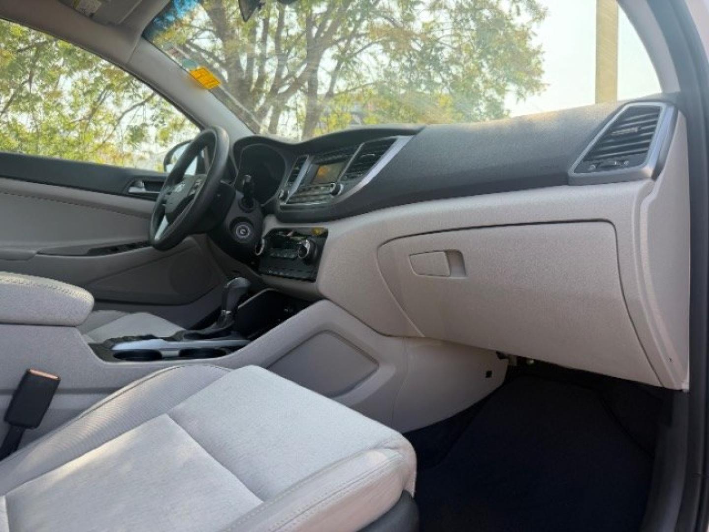 2017 WHITE Hyundai Tucson SE AWD (KM8J3CA41HU) with an 2.0L L4 DOHC 16V engine, 6-Speed Automatic transmission, located at 2715 W Pioneer Pkwy, Arlington, TX, 76013, (817) 265-9009, 32.710262, -97.153236- Photo#12