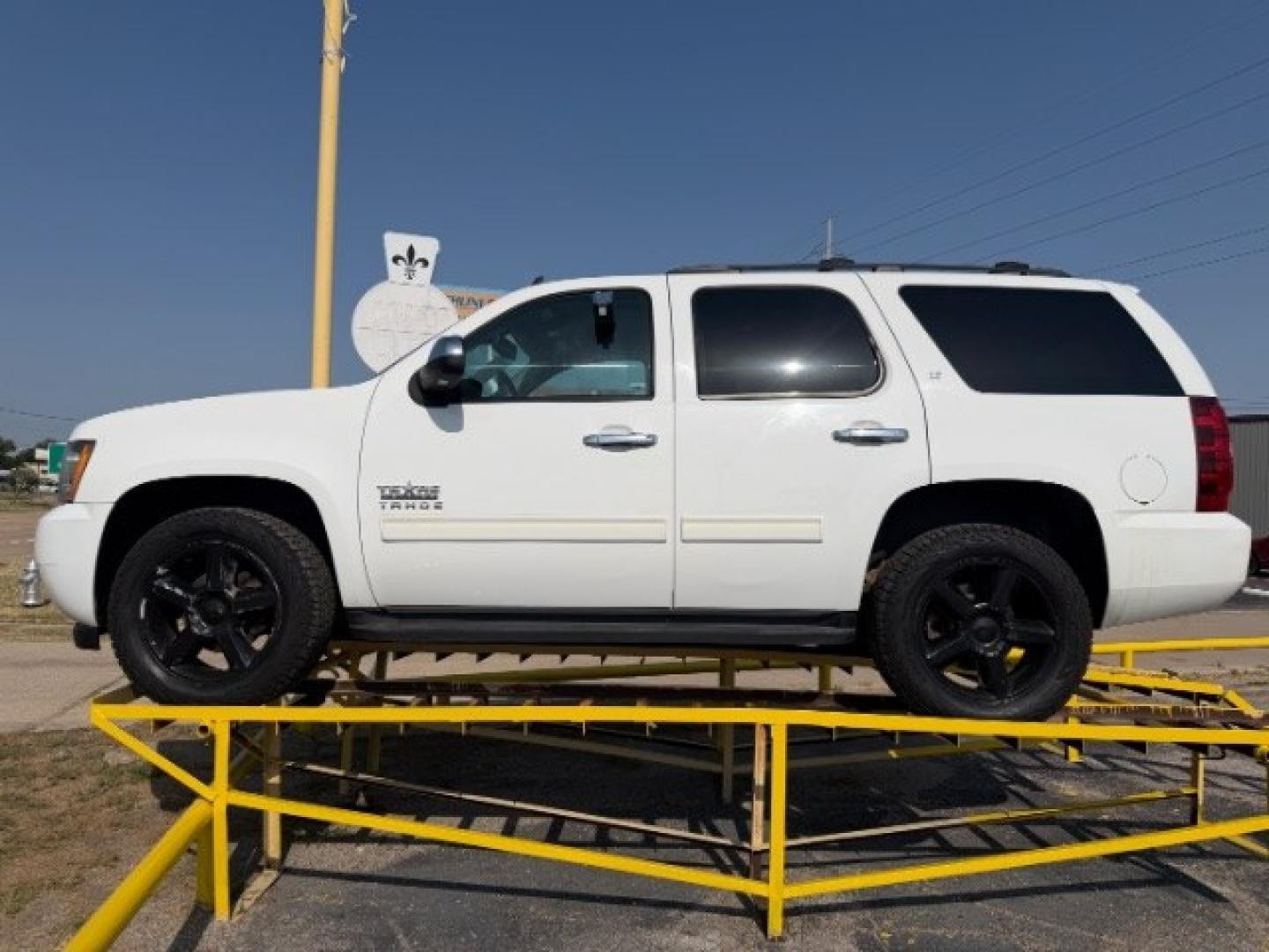 2013 WHITE Chevrolet Tahoe LT (1GNSKBE05DR) with an Vortec 5.3L V-8 variable valve control engine, located at 2715 W Pioneer Pkwy, Arlington, TX, 76013, (817) 265-9009, 32.710262, -97.153236- Photo#1