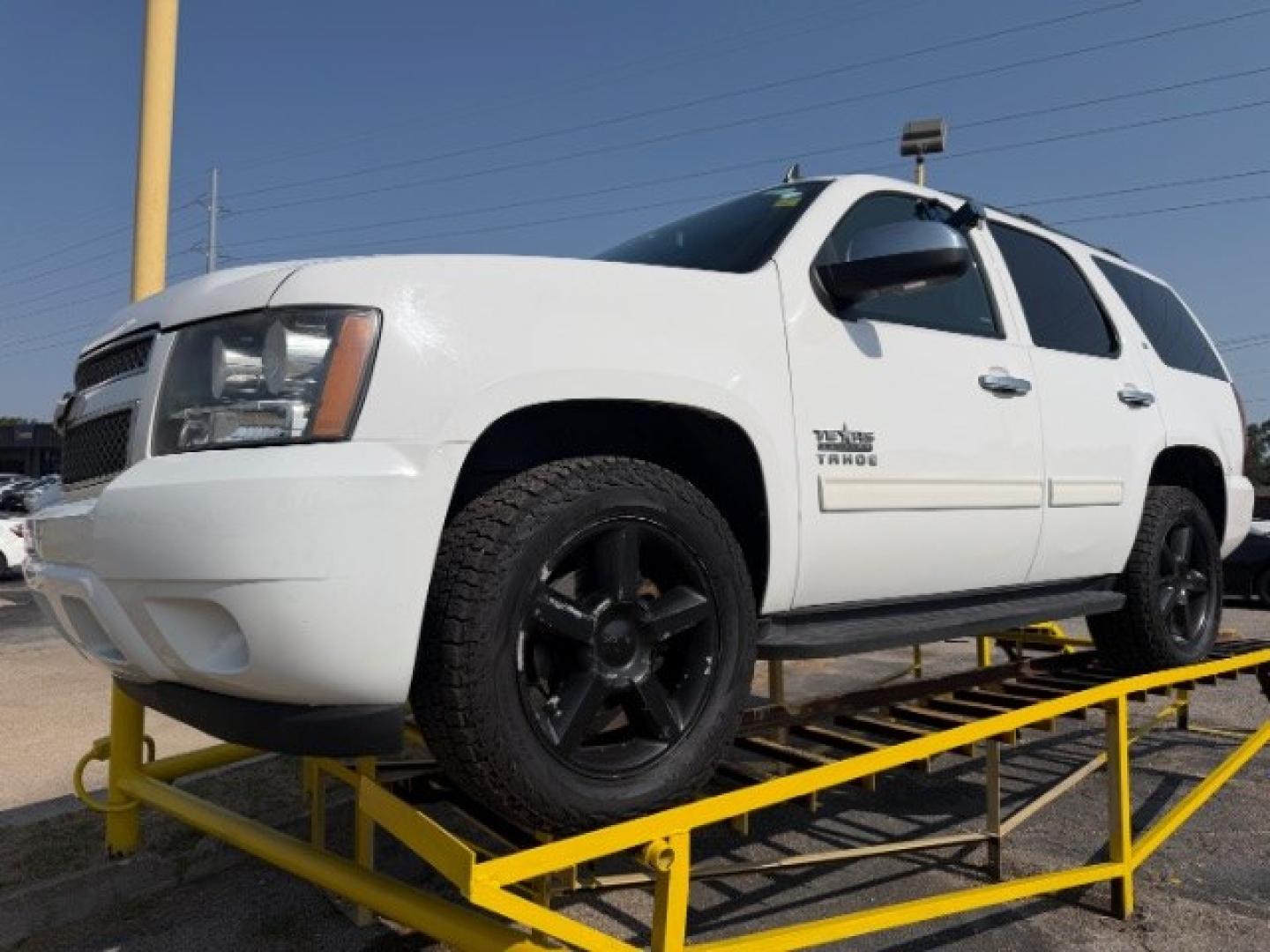2013 WHITE Chevrolet Tahoe LT (1GNSKBE05DR) with an Vortec 5.3L V-8 variable valve control engine, located at 2715 W Pioneer Pkwy, Arlington, TX, 76013, (817) 265-9009, 32.710262, -97.153236- Photo#2