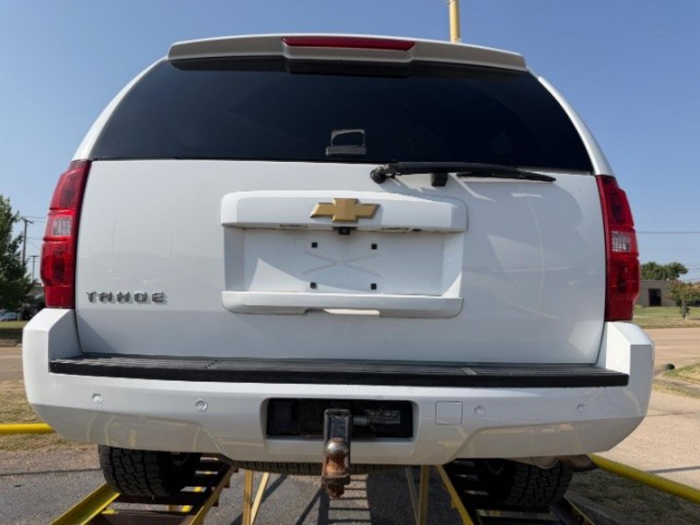 2013 WHITE Chevrolet Tahoe LT (1GNSKBE05DR) with an Vortec 5.3L V-8 variable valve control engine, located at 2715 W Pioneer Pkwy, Arlington, TX, 76013, (817) 265-9009, 32.710262, -97.153236- Photo#5