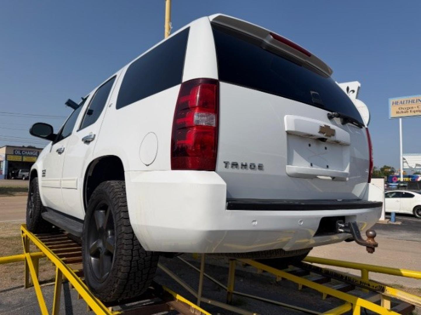 2013 WHITE Chevrolet Tahoe LT (1GNSKBE05DR) with an Vortec 5.3L V-8 variable valve control engine, located at 2715 W Pioneer Pkwy, Arlington, TX, 76013, (817) 265-9009, 32.710262, -97.153236- Photo#6