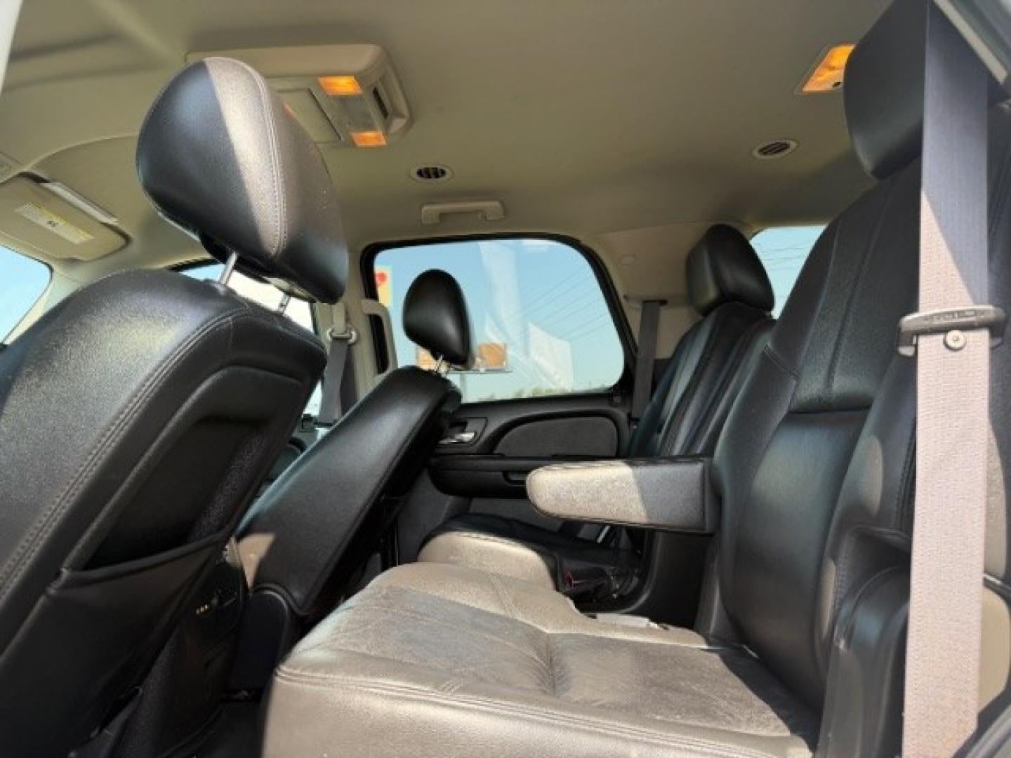 2013 WHITE Chevrolet Tahoe LT (1GNSKBE05DR) with an Vortec 5.3L V-8 variable valve control engine, located at 2715 W Pioneer Pkwy, Arlington, TX, 76013, (817) 265-9009, 32.710262, -97.153236- Photo#10
