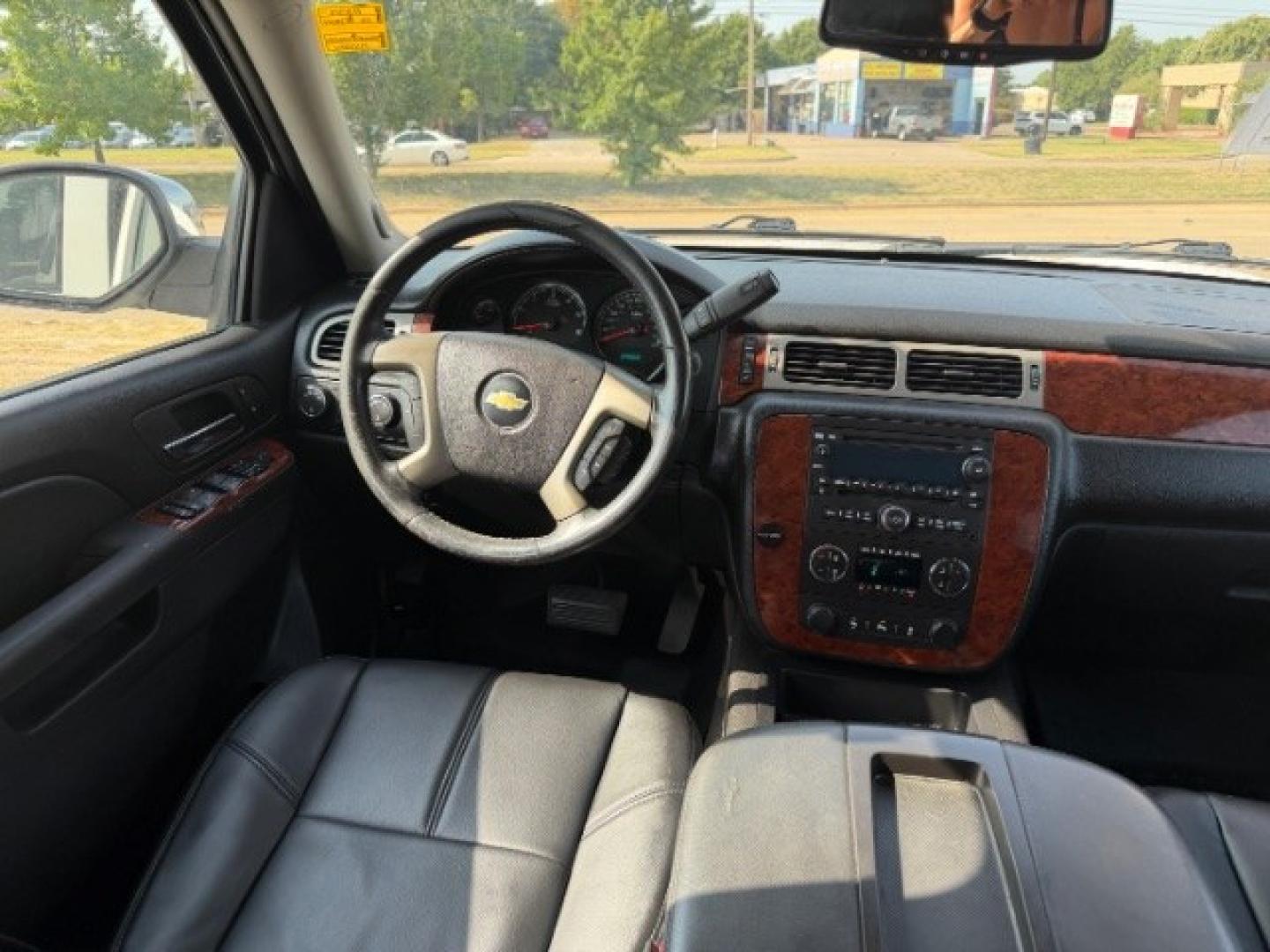 2013 WHITE Chevrolet Tahoe LT (1GNSKBE05DR) with an Vortec 5.3L V-8 variable valve control engine, located at 2715 W Pioneer Pkwy, Arlington, TX, 76013, (817) 265-9009, 32.710262, -97.153236- Photo#13
