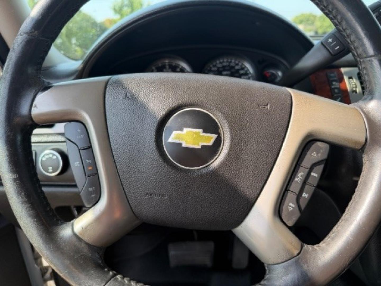 2013 WHITE Chevrolet Tahoe LT (1GNSKBE05DR) with an Vortec 5.3L V-8 variable valve control engine, located at 2715 W Pioneer Pkwy, Arlington, TX, 76013, (817) 265-9009, 32.710262, -97.153236- Photo#15