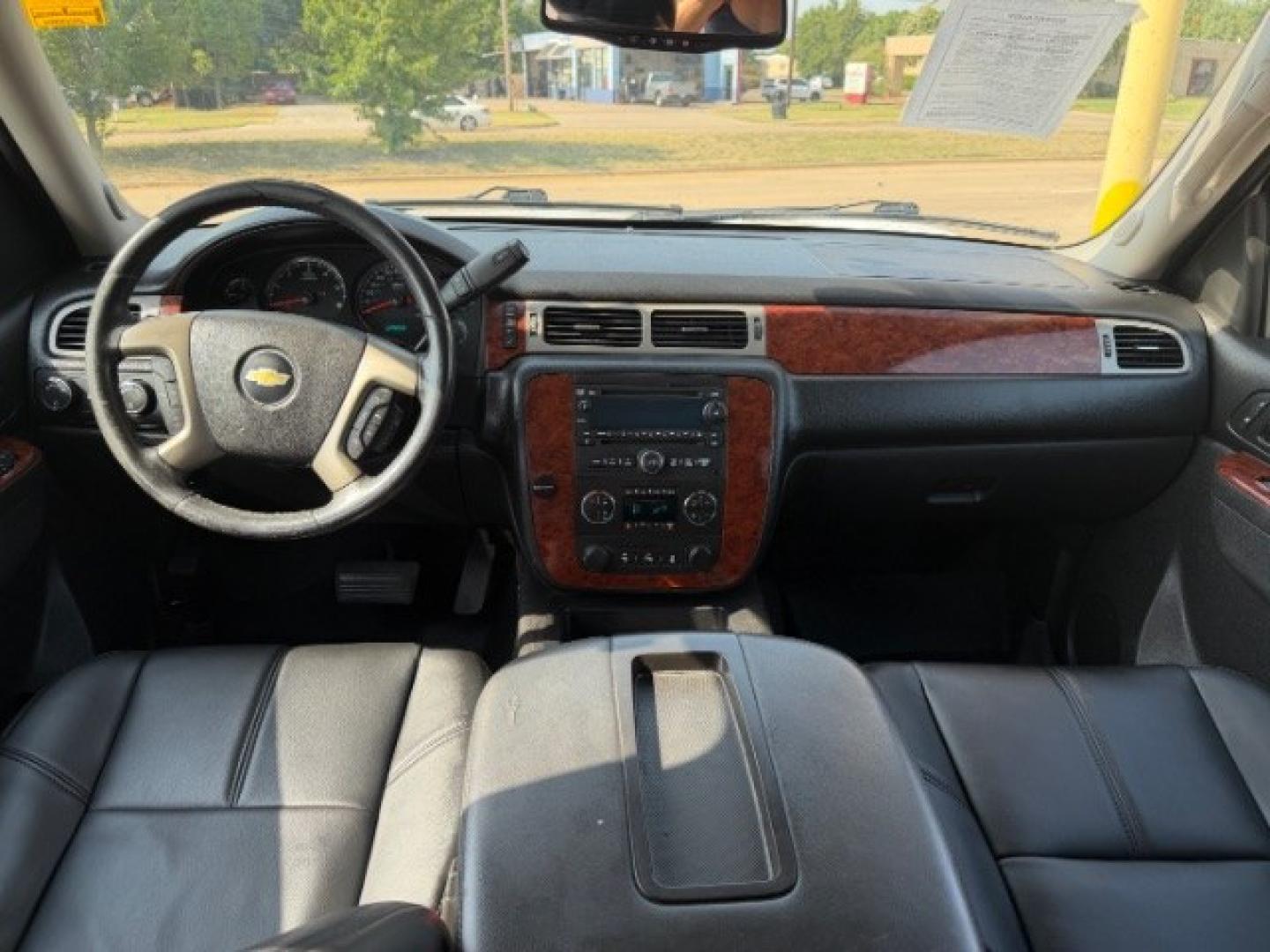 2013 WHITE Chevrolet Tahoe LT (1GNSKBE05DR) with an Vortec 5.3L V-8 variable valve control engine, located at 2715 W Pioneer Pkwy, Arlington, TX, 76013, (817) 265-9009, 32.710262, -97.153236- Photo#17