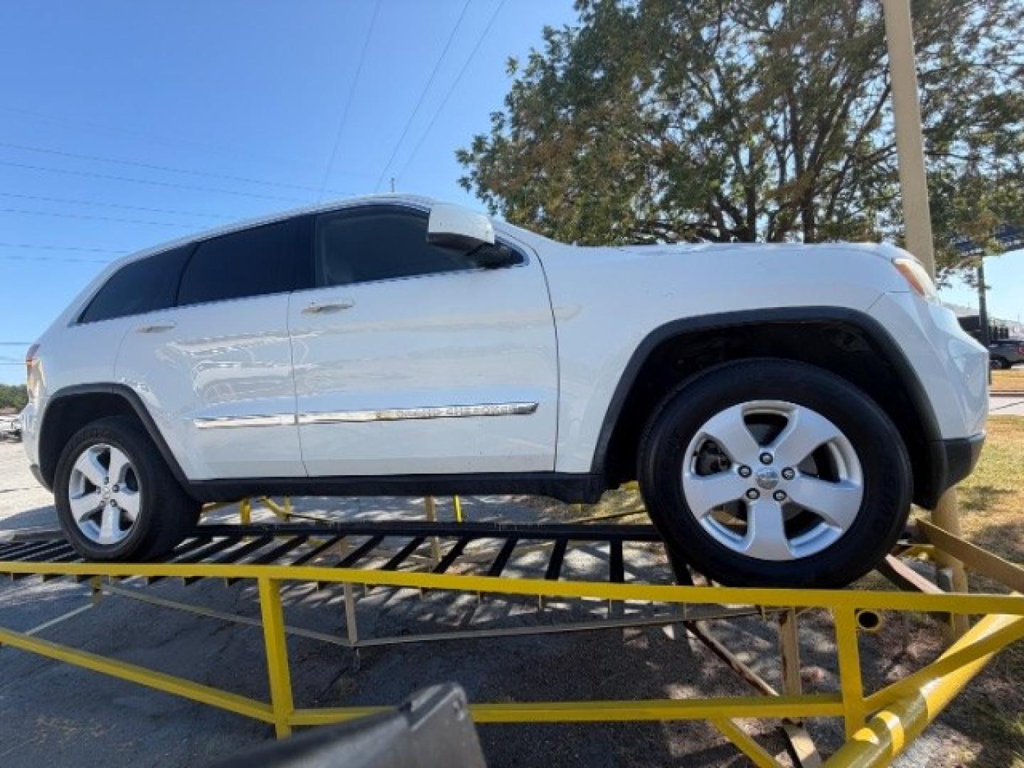 2012 WHITE Jeep Grand Cherokee Laredo (1C4RJEAG7CC) , located at 2715 W Pioneer Pkwy, Arlington, TX, 76013, (817) 265-9009, 32.710262, -97.153236- Photo#3