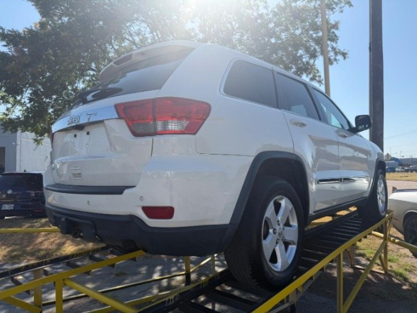 2012 WHITE Jeep Grand Cherokee Laredo (1C4RJEAG7CC) , located at 2715 W Pioneer Pkwy, Arlington, TX, 76013, (817) 265-9009, 32.710262, -97.153236- Photo#4