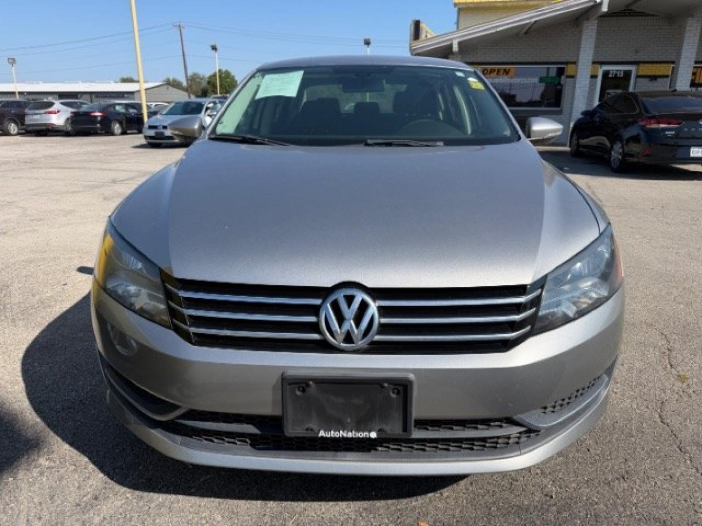 2012 SILVER Volkswagen Passat 2.5L S (1VWAH7A35CC) with an 2.5L I-5 DOHC engine, located at 2715 W Pioneer Pkwy, Arlington, TX, 76013, (817) 265-9009, 32.710262, -97.153236- Photo#4