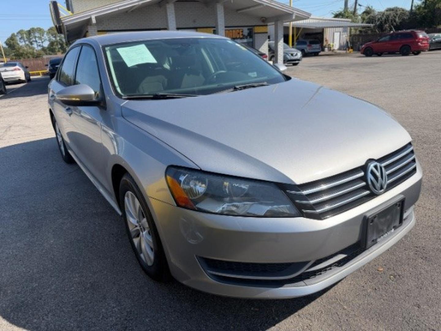 2012 SILVER Volkswagen Passat 2.5L S (1VWAH7A35CC) with an 2.5L I-5 DOHC engine, located at 2715 W Pioneer Pkwy, Arlington, TX, 76013, (817) 265-9009, 32.710262, -97.153236- Photo#5