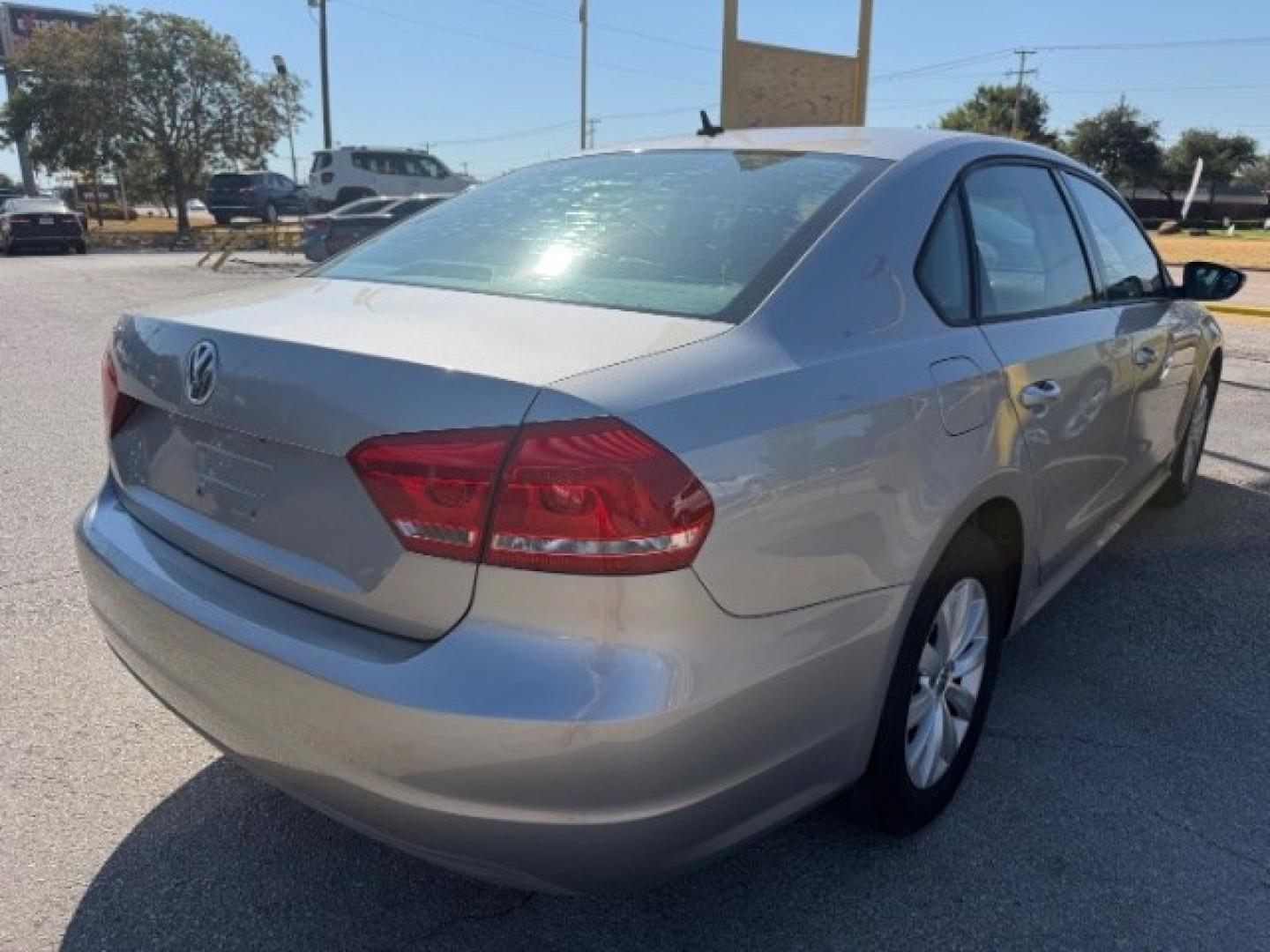 2012 SILVER Volkswagen Passat 2.5L S (1VWAH7A35CC) with an 2.5L I-5 DOHC engine, located at 2715 W Pioneer Pkwy, Arlington, TX, 76013, (817) 265-9009, 32.710262, -97.153236- Photo#6