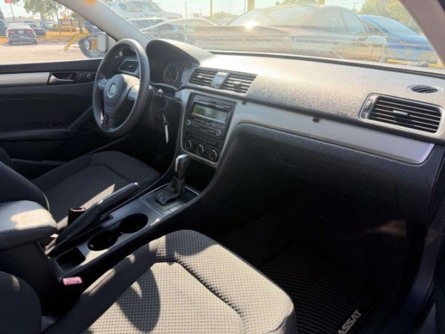 2012 SILVER Volkswagen Passat 2.5L S (1VWAH7A35CC) with an 2.5L I-5 DOHC engine, located at 2715 W Pioneer Pkwy, Arlington, TX, 76013, (817) 265-9009, 32.710262, -97.153236- Photo#14