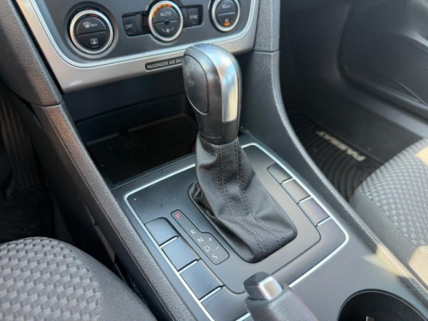 2012 SILVER Volkswagen Passat 2.5L S (1VWAH7A35CC) with an 2.5L I-5 DOHC engine, located at 2715 W Pioneer Pkwy, Arlington, TX, 76013, (817) 265-9009, 32.710262, -97.153236- Photo#16