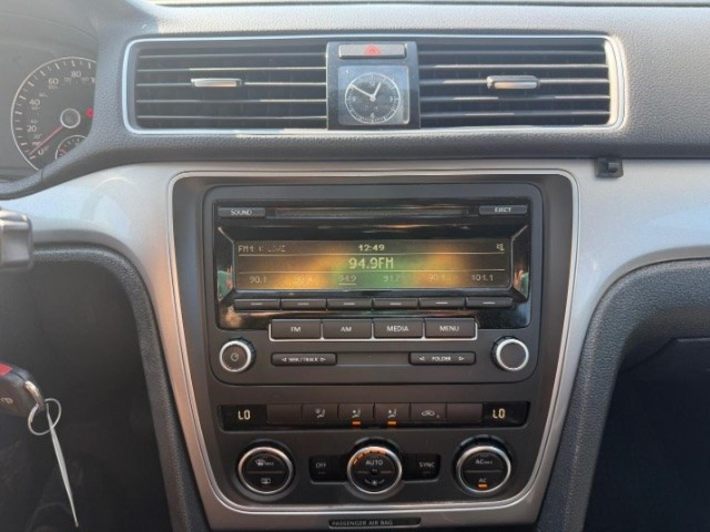 2012 SILVER Volkswagen Passat 2.5L S (1VWAH7A35CC) with an 2.5L I-5 DOHC engine, located at 2715 W Pioneer Pkwy, Arlington, TX, 76013, (817) 265-9009, 32.710262, -97.153236- Photo#17