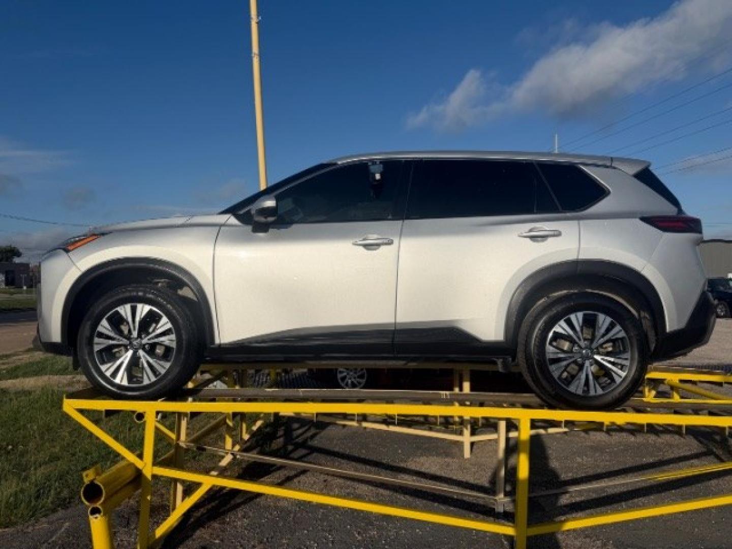 2021 SILVER Nissan Rogue SV (5N1AT3BB9MC) with an 2.5L I-4 direct injection engine, located at 2715 W Pioneer Pkwy, Arlington, TX, 76013, (817) 265-9009, 32.710262, -97.153236- Photo#4