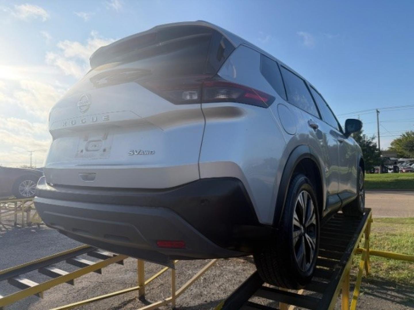 2021 SILVER Nissan Rogue SV (5N1AT3BB9MC) with an 2.5L I-4 direct injection engine, located at 2715 W Pioneer Pkwy, Arlington, TX, 76013, (817) 265-9009, 32.710262, -97.153236- Photo#5