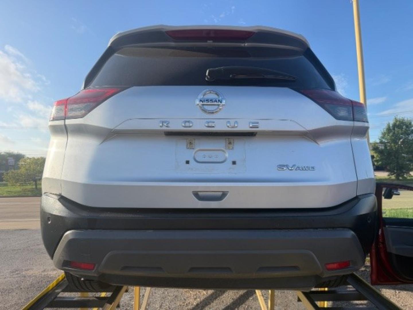 2021 SILVER Nissan Rogue SV (5N1AT3BB9MC) with an 2.5L I-4 direct injection engine, located at 2715 W Pioneer Pkwy, Arlington, TX, 76013, (817) 265-9009, 32.710262, -97.153236- Photo#6