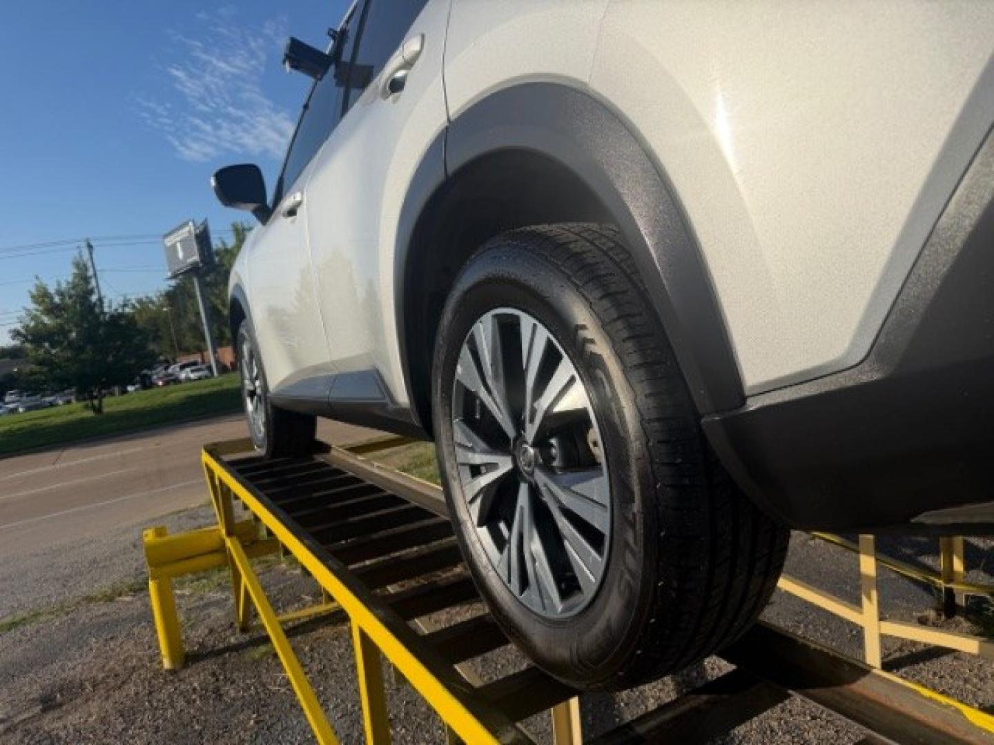 2021 SILVER Nissan Rogue SV (5N1AT3BB9MC) with an 2.5L I-4 direct injection engine, located at 2715 W Pioneer Pkwy, Arlington, TX, 76013, (817) 265-9009, 32.710262, -97.153236- Photo#9