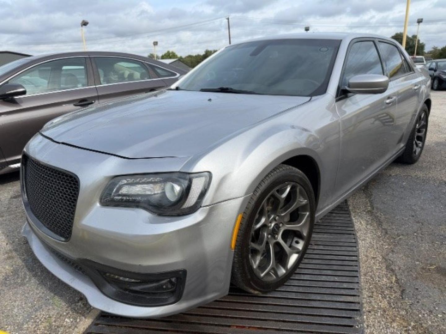 2018 SILVER Chrysler 300 300S (2C3CCABG8JH) , located at 2715 W Pioneer Pkwy, Arlington, TX, 76013, (817) 265-9009, 32.710262, -97.153236- Photo#2