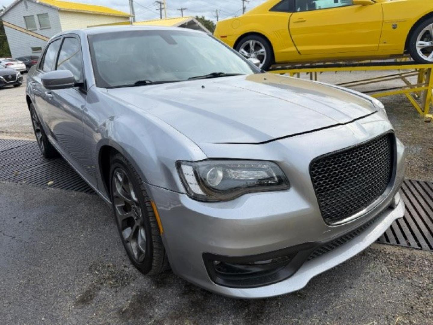 2018 SILVER Chrysler 300 300S (2C3CCABG8JH) , located at 2715 W Pioneer Pkwy, Arlington, TX, 76013, (817) 265-9009, 32.710262, -97.153236- Photo#4