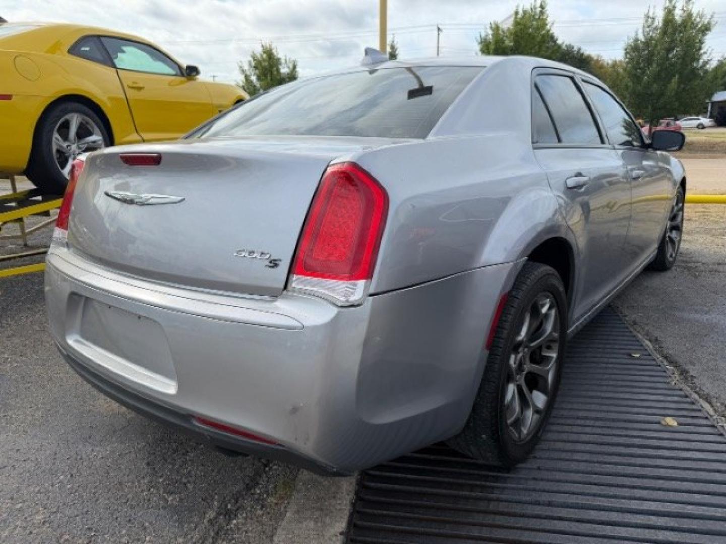2018 SILVER Chrysler 300 300S (2C3CCABG8JH) , located at 2715 W Pioneer Pkwy, Arlington, TX, 76013, (817) 265-9009, 32.710262, -97.153236- Photo#5