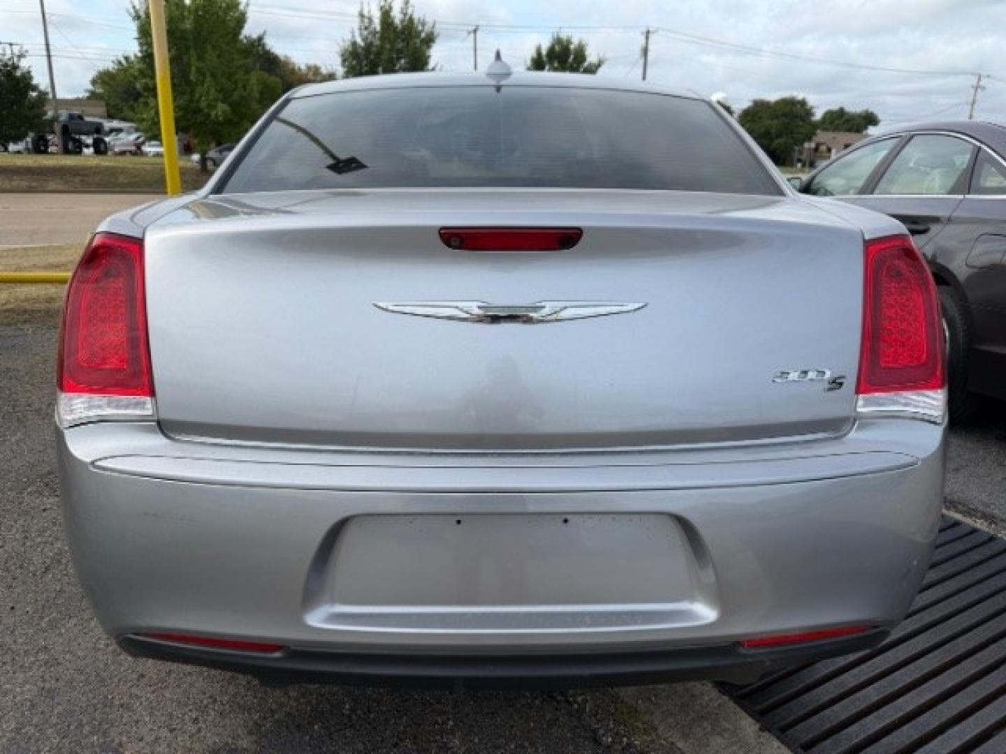 2018 SILVER Chrysler 300 300S (2C3CCABG8JH) , located at 2715 W Pioneer Pkwy, Arlington, TX, 76013, (817) 265-9009, 32.710262, -97.153236- Photo#6