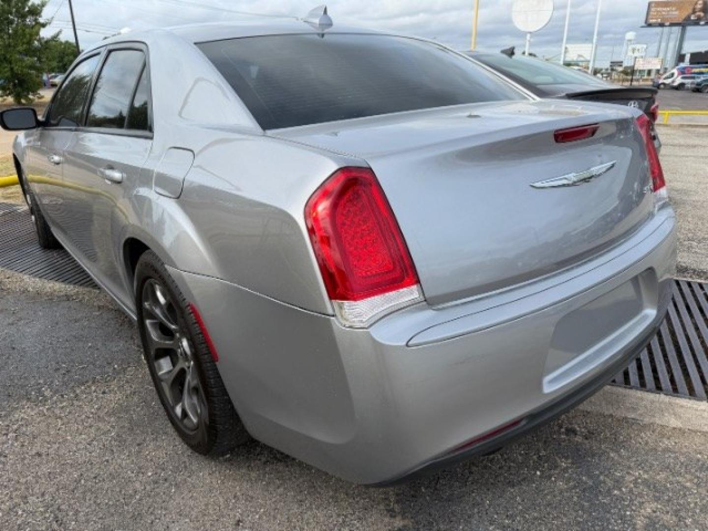 2018 SILVER Chrysler 300 300S (2C3CCABG8JH) , located at 2715 W Pioneer Pkwy, Arlington, TX, 76013, (817) 265-9009, 32.710262, -97.153236- Photo#7