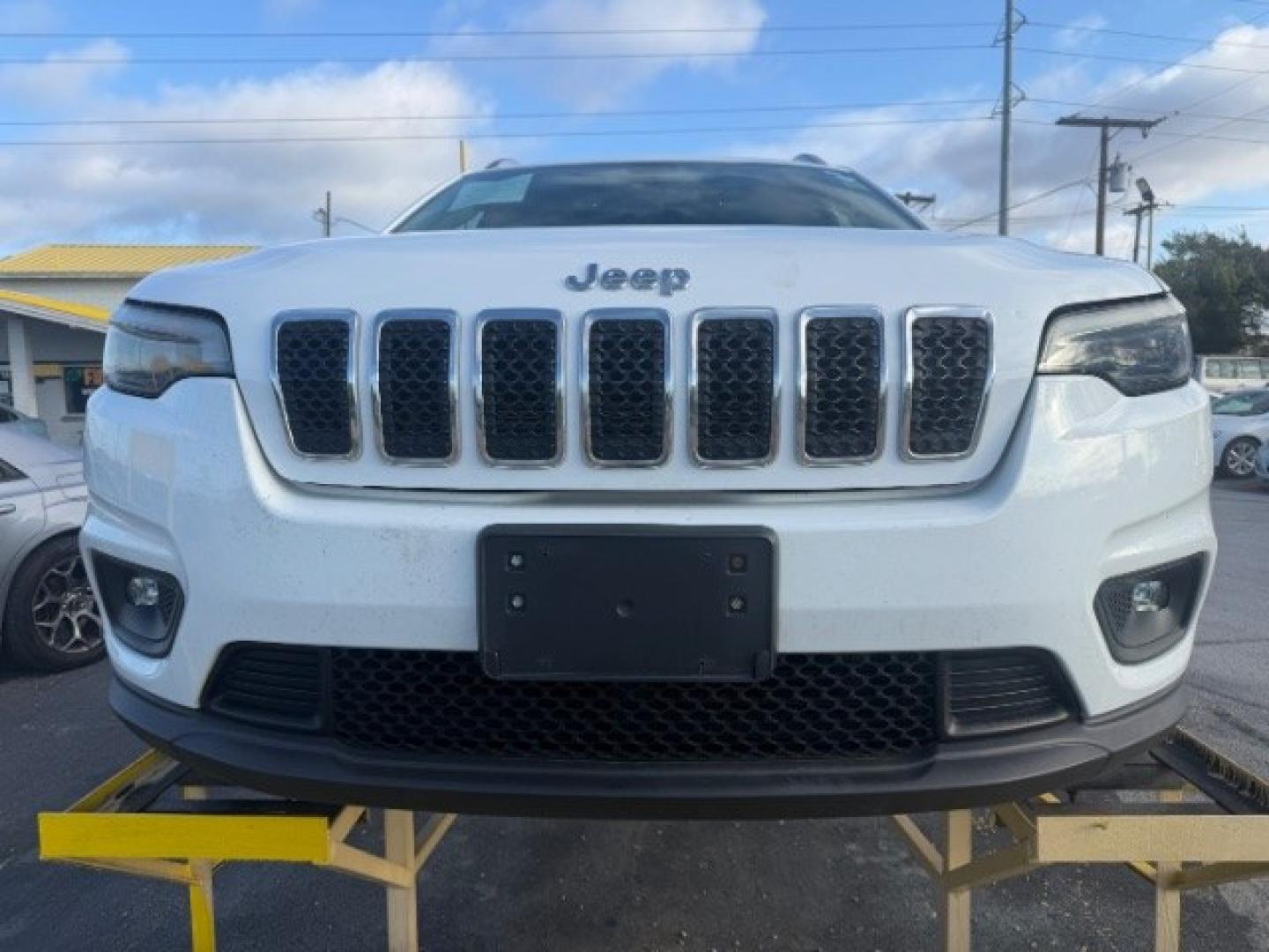 2019 WHITE Jeep Cherokee Latitude Plus 4x4 (1C4PJMLB4KD) , located at 2715 W Pioneer Pkwy, Arlington, TX, 76013, (817) 265-9009, 32.710262, -97.153236- Photo#4