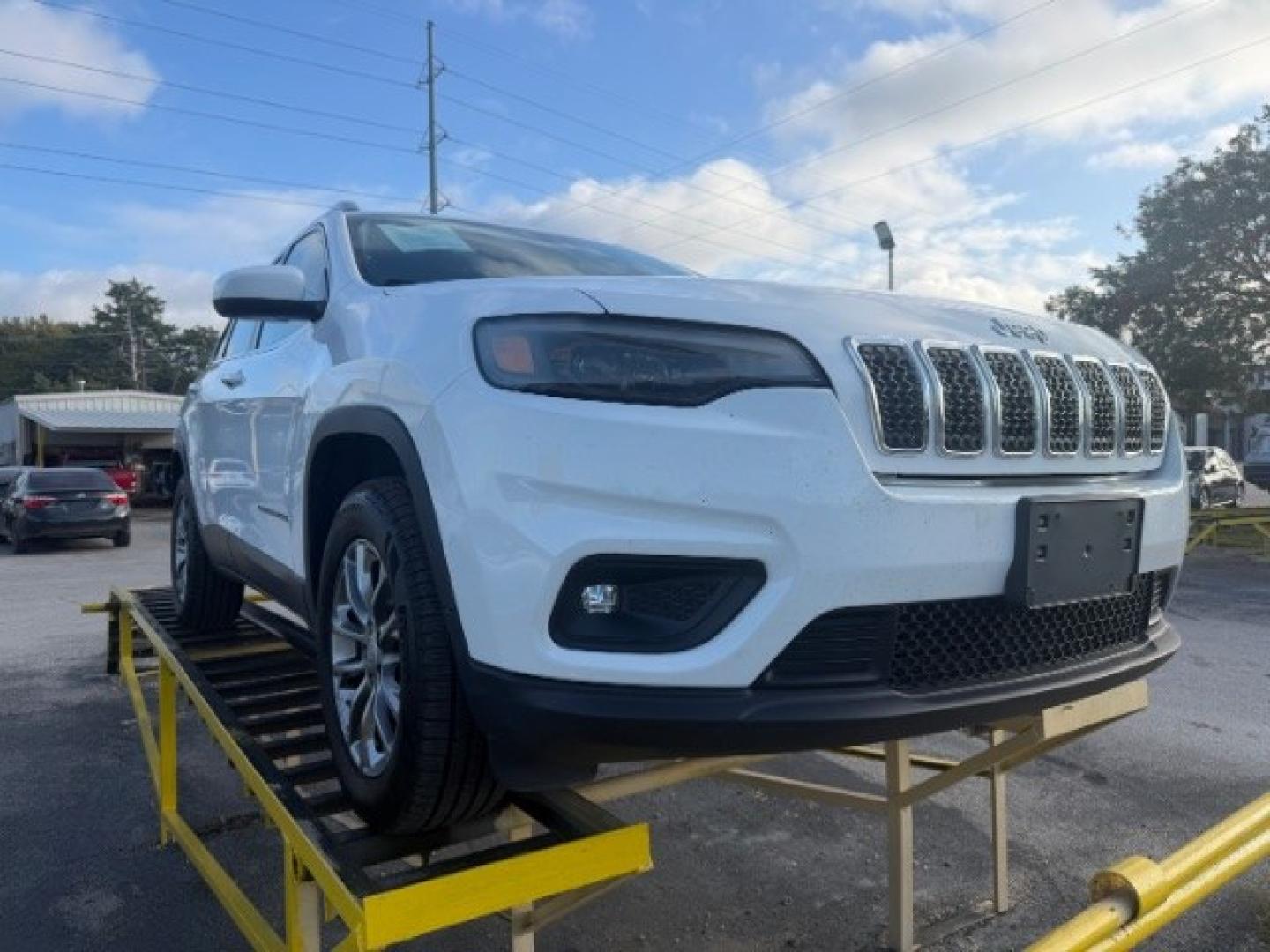 2019 WHITE Jeep Cherokee Latitude Plus 4x4 (1C4PJMLB4KD) , located at 2715 W Pioneer Pkwy, Arlington, TX, 76013, (817) 265-9009, 32.710262, -97.153236- Photo#5