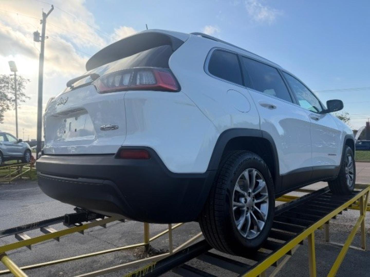 2019 WHITE Jeep Cherokee Latitude Plus 4x4 (1C4PJMLB4KD) , located at 2715 W Pioneer Pkwy, Arlington, TX, 76013, (817) 265-9009, 32.710262, -97.153236- Photo#6