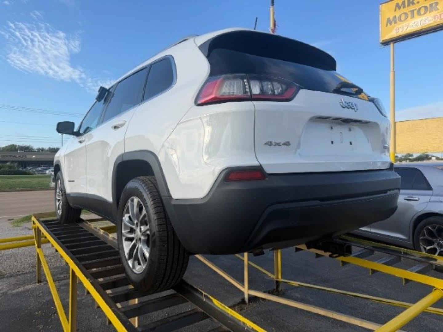 2019 WHITE Jeep Cherokee Latitude Plus 4x4 (1C4PJMLB4KD) , located at 2715 W Pioneer Pkwy, Arlington, TX, 76013, (817) 265-9009, 32.710262, -97.153236- Photo#8
