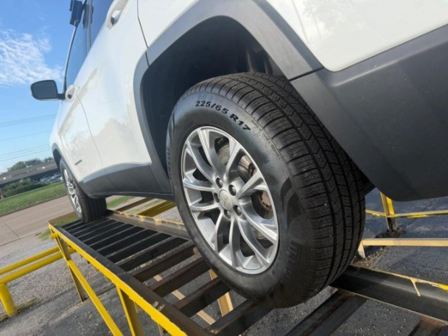 2019 WHITE Jeep Cherokee Latitude Plus 4x4 (1C4PJMLB4KD) , located at 2715 W Pioneer Pkwy, Arlington, TX, 76013, (817) 265-9009, 32.710262, -97.153236- Photo#9