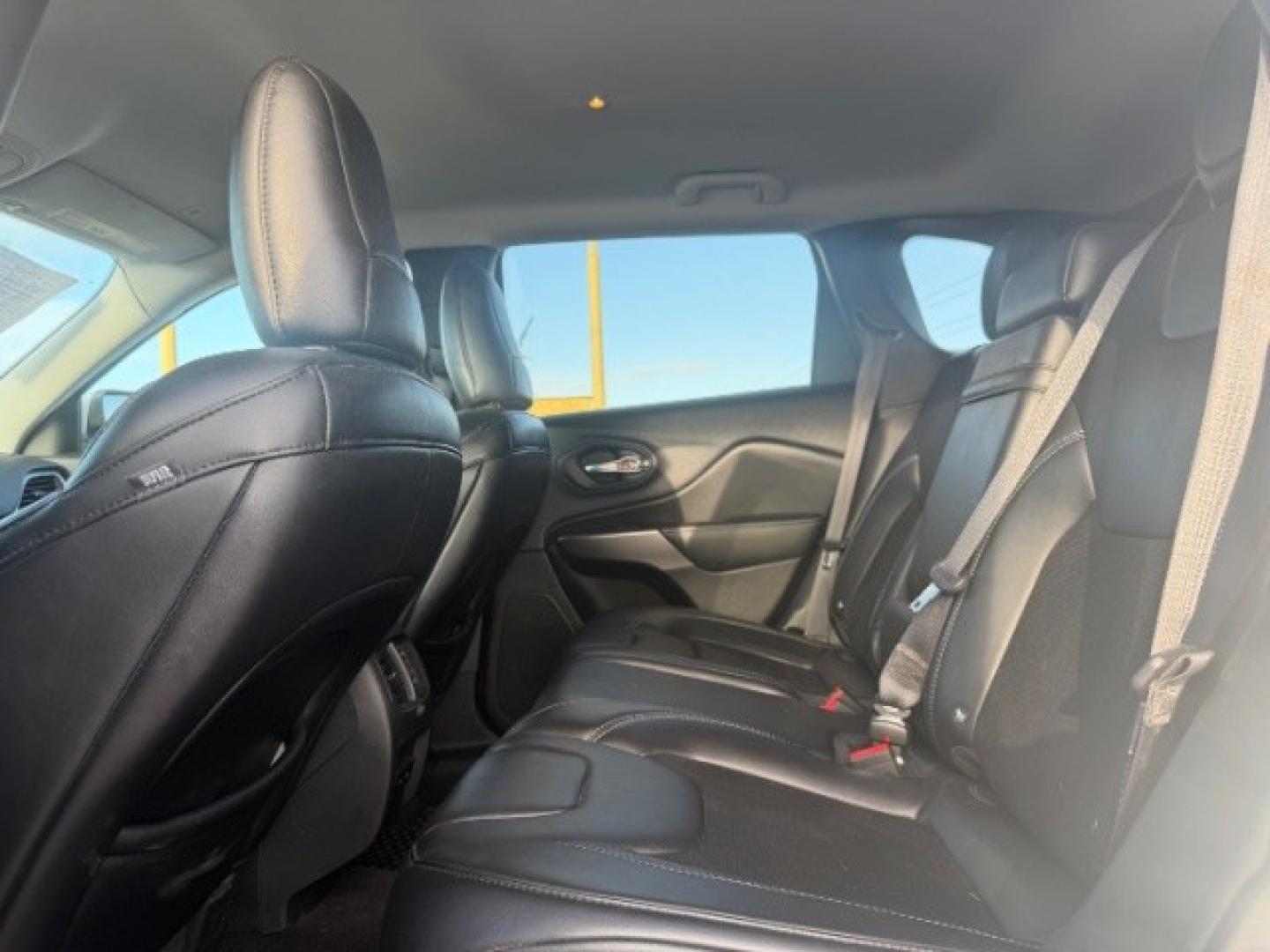 2019 WHITE Jeep Cherokee Latitude Plus 4x4 (1C4PJMLB4KD) , located at 2715 W Pioneer Pkwy, Arlington, TX, 76013, (817) 265-9009, 32.710262, -97.153236- Photo#11