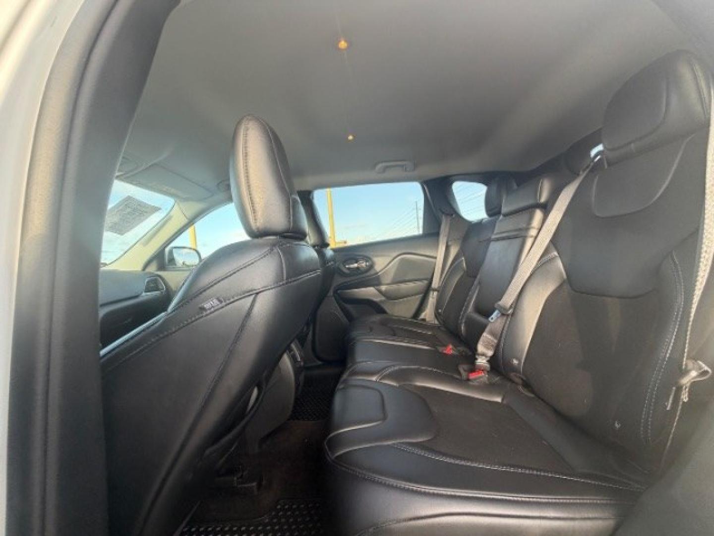 2019 WHITE Jeep Cherokee Latitude Plus 4x4 (1C4PJMLB4KD) , located at 2715 W Pioneer Pkwy, Arlington, TX, 76013, (817) 265-9009, 32.710262, -97.153236- Photo#12