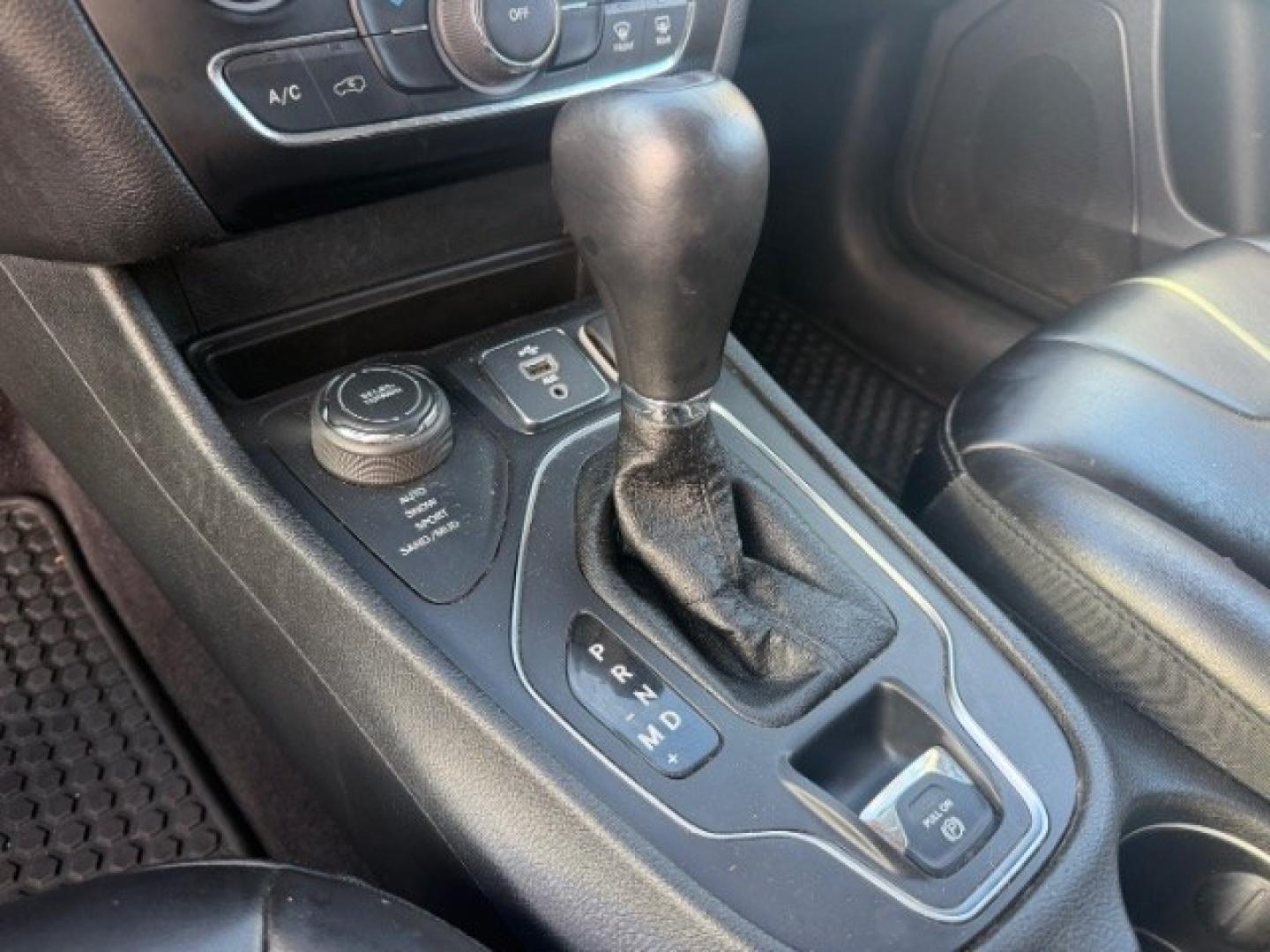 2019 WHITE Jeep Cherokee Latitude Plus 4x4 (1C4PJMLB4KD) , located at 2715 W Pioneer Pkwy, Arlington, TX, 76013, (817) 265-9009, 32.710262, -97.153236- Photo#17